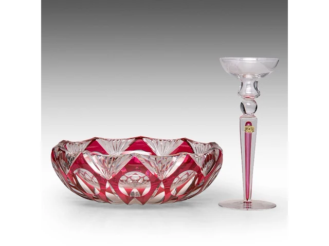 An interesting collection of six red-overlay cut crystal val-saint-lambert vases and items the bowl: 10 x 31.5 cm. (3.94 x 12.40 in.), the tallest vase: 37.5 cm. (14.75 in.) - afbeelding 12 van  12
