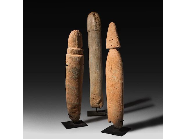 An interesting collection of three carved stone phallus fertility statues, bura culture, burkina faso, h 60 - 77 cm - afbeelding 1 van  5