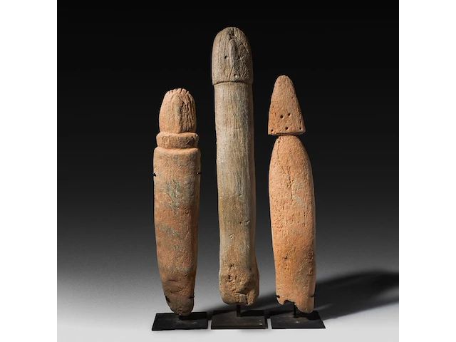 An interesting collection of three carved stone phallus fertility statues, bura culture, burkina faso, h 60 - 77 cm - afbeelding 2 van  5