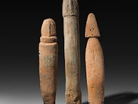 An interesting collection of three carved stone phallus fertility statues, bura culture, burkina faso, h 60 - 77 cm - afbeelding 2 van  5