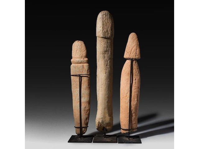 An interesting collection of three carved stone phallus fertility statues, bura culture, burkina faso, h 60 - 77 cm - afbeelding 3 van  5