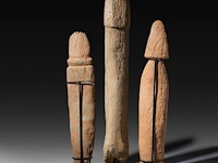 An interesting collection of three carved stone phallus fertility statues, bura culture, burkina faso, h 60 - 77 cm - afbeelding 3 van  5