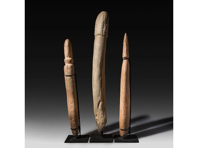 An interesting collection of three carved stone phallus fertility statues, bura culture, burkina faso, h 60 - 77 cm - afbeelding 4 van  5