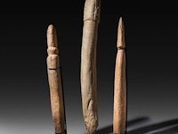 An interesting collection of three carved stone phallus fertility statues, bura culture, burkina faso, h 60 - 77 cm - afbeelding 4 van  5