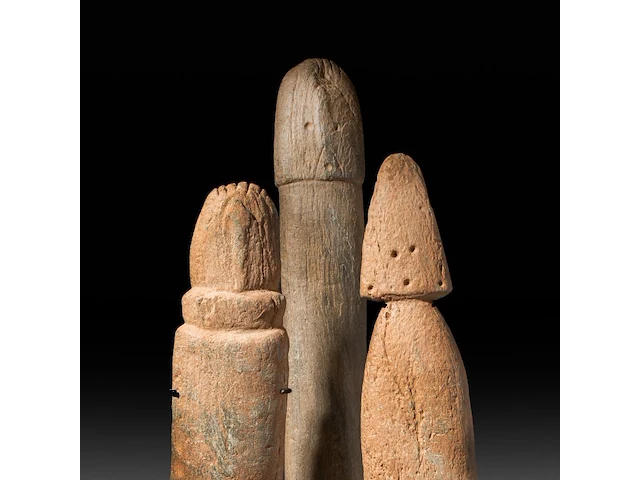 An interesting collection of three carved stone phallus fertility statues, bura culture, burkina faso, h 60 - 77 cm - afbeelding 5 van  5