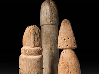 An interesting collection of three carved stone phallus fertility statues, bura culture, burkina faso, h 60 - 77 cm - afbeelding 5 van  5