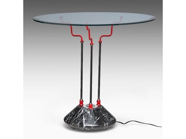 An italian design occasional table with a marble base and a glass top 61 x 65 cm. (24.01 x 25.58 in.) - afbeelding 2 van  4
