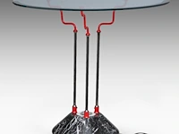 An italian design occasional table with a marble base and a glass top 61 x 65 cm. (24.01 x 25.58 in.) - afbeelding 2 van  4