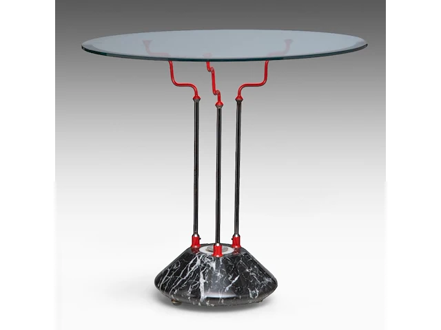 An italian design occasional table with a marble base and a glass top 61 x 65 cm. (24.01 x 25.58 in.) - afbeelding 3 van  4