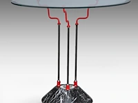 An italian design occasional table with a marble base and a glass top 61 x 65 cm. (24.01 x 25.58 in.) - afbeelding 3 van  4