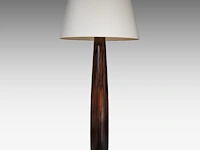 An italian design 'pia' floor lamp by romeo sozzi (1948) for promemoria, rosewood on a bronze base 170 cm. (66.93 in.) - afbeelding 3 van  5
