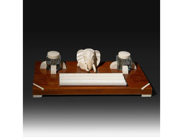 An ivory art deco inkstand, interwar period (ca. 1920), h 9,5 cm - w 37,5 cm - d 18,5 cm (+) - afbeelding 1 van  6