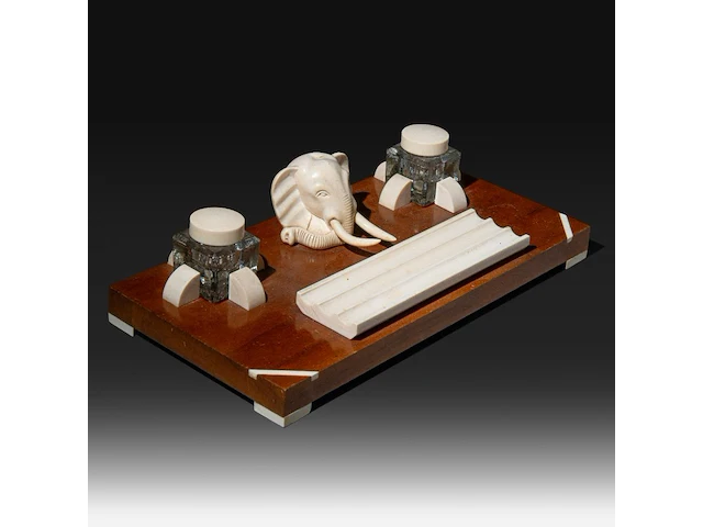 An ivory art deco inkstand, interwar period (ca. 1920), h 9,5 cm - w 37,5 cm - d 18,5 cm (+) - afbeelding 2 van  6