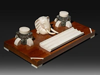 An ivory art deco inkstand, interwar period (ca. 1920), h 9,5 cm - w 37,5 cm - d 18,5 cm (+) - afbeelding 2 van  6