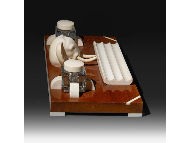 An ivory art deco inkstand, interwar period (ca. 1920), h 9,5 cm - w 37,5 cm - d 18,5 cm (+) - afbeelding 3 van  6