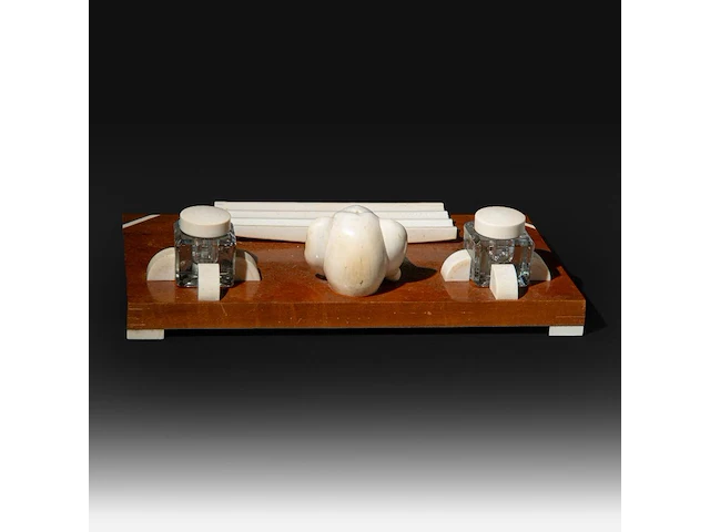 An ivory art deco inkstand, interwar period (ca. 1920), h 9,5 cm - w 37,5 cm - d 18,5 cm (+) - afbeelding 4 van  6
