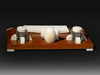 An ivory art deco inkstand, interwar period (ca. 1920), h 9,5 cm - w 37,5 cm - d 18,5 cm (+) - afbeelding 4 van  6