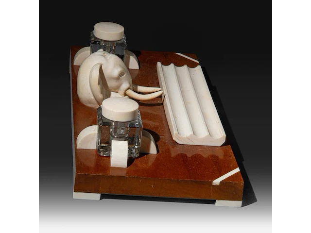 An ivory art deco inkstand, interwar period (ca. 1920), h 9,5 cm - w 37,5 cm - d 18,5 cm (+) - afbeelding 5 van  6