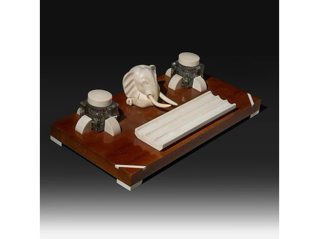 An ivory art deco inkstand, interwar period (ca. 1920), h 9,5 cm - w 37,5 cm - d 18,5 cm (+) - afbeelding 6 van  6