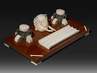 An ivory art deco inkstand, interwar period (ca. 1920), h 9,5 cm - w 37,5 cm - d 18,5 cm (+) - afbeelding 6 van  6