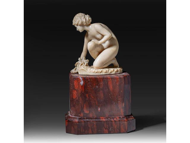 An ivory art deco sculpture of a bathing venus by johann balthasar trumpfheller (1876 - 1961), on a marble base, signed, interwar period, total h 16,5 cm - ivory h 8,5 cm - total weight 1323g (+) - afbeelding 1 van  9