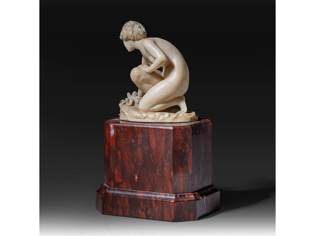 An ivory art deco sculpture of a bathing venus by johann balthasar trumpfheller (1876 - 1961), on a marble base, signed, interwar period, total h 16,5 cm - ivory h 8,5 cm - total weight 1323g (+) - afbeelding 2 van  9