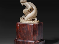 An ivory art deco sculpture of a bathing venus by johann balthasar trumpfheller (1876 - 1961), on a marble base, signed, interwar period, total h 16,5 cm - ivory h 8,5 cm - total weight 1323g (+) - afbeelding 2 van  9