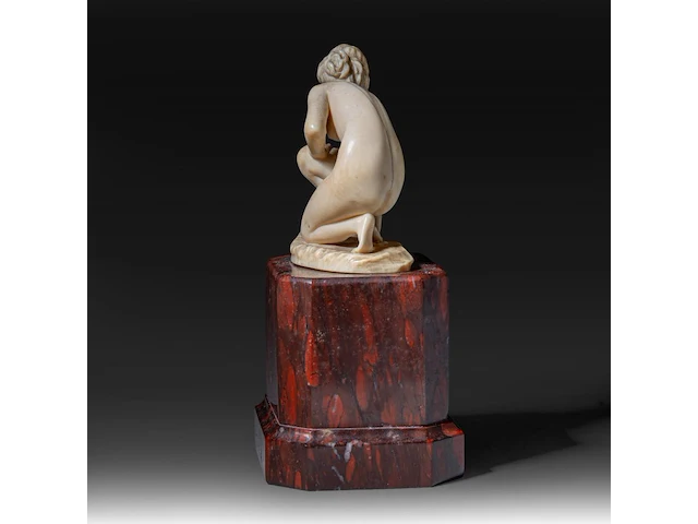 An ivory art deco sculpture of a bathing venus by johann balthasar trumpfheller (1876 - 1961), on a marble base, signed, interwar period, total h 16,5 cm - ivory h 8,5 cm - total weight 1323g (+) - afbeelding 3 van  9