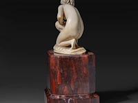 An ivory art deco sculpture of a bathing venus by johann balthasar trumpfheller (1876 - 1961), on a marble base, signed, interwar period, total h 16,5 cm - ivory h 8,5 cm - total weight 1323g (+) - afbeelding 3 van  9