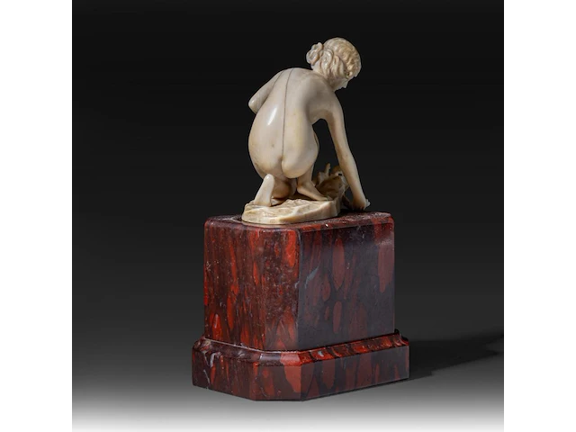 An ivory art deco sculpture of a bathing venus by johann balthasar trumpfheller (1876 - 1961), on a marble base, signed, interwar period, total h 16,5 cm - ivory h 8,5 cm - total weight 1323g (+) - afbeelding 4 van  9