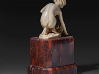 An ivory art deco sculpture of a bathing venus by johann balthasar trumpfheller (1876 - 1961), on a marble base, signed, interwar period, total h 16,5 cm - ivory h 8,5 cm - total weight 1323g (+) - afbeelding 4 van  9