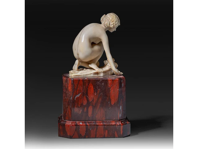 An ivory art deco sculpture of a bathing venus by johann balthasar trumpfheller (1876 - 1961), on a marble base, signed, interwar period, total h 16,5 cm - ivory h 8,5 cm - total weight 1323g (+) - afbeelding 5 van  9