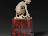An ivory art deco sculpture of a bathing venus by johann balthasar trumpfheller (1876 - 1961), on a marble base, signed, interwar period, total h 16,5 cm - ivory h 8,5 cm - total weight 1323g (+) - afbeelding 5 van  9