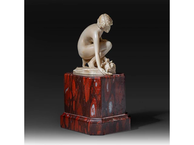 An ivory art deco sculpture of a bathing venus by johann balthasar trumpfheller (1876 - 1961), on a marble base, signed, interwar period, total h 16,5 cm - ivory h 8,5 cm - total weight 1323g (+) - afbeelding 6 van  9