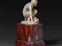 An ivory art deco sculpture of a bathing venus by johann balthasar trumpfheller (1876 - 1961), on a marble base, signed, interwar period, total h 16,5 cm - ivory h 8,5 cm - total weight 1323g (+) - afbeelding 6 van  9
