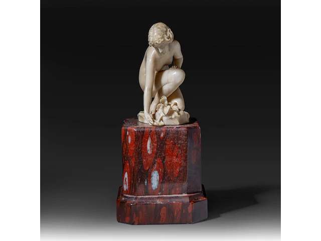 An ivory art deco sculpture of a bathing venus by johann balthasar trumpfheller (1876 - 1961), on a marble base, signed, interwar period, total h 16,5 cm - ivory h 8,5 cm - total weight 1323g (+) - afbeelding 7 van  9