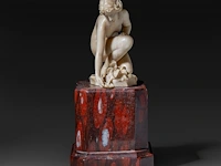 An ivory art deco sculpture of a bathing venus by johann balthasar trumpfheller (1876 - 1961), on a marble base, signed, interwar period, total h 16,5 cm - ivory h 8,5 cm - total weight 1323g (+) - afbeelding 7 van  9