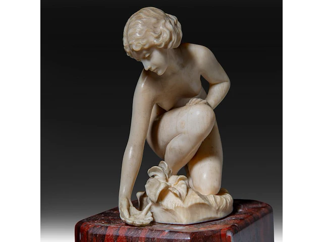 An ivory art deco sculpture of a bathing venus by johann balthasar trumpfheller (1876 - 1961), on a marble base, signed, interwar period, total h 16,5 cm - ivory h 8,5 cm - total weight 1323g (+) - afbeelding 8 van  9