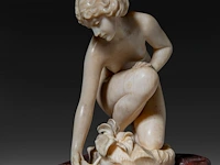 An ivory art deco sculpture of a bathing venus by johann balthasar trumpfheller (1876 - 1961), on a marble base, signed, interwar period, total h 16,5 cm - ivory h 8,5 cm - total weight 1323g (+) - afbeelding 8 van  9