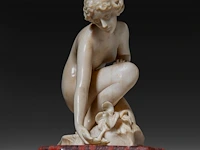 An ivory art deco sculpture of a bathing venus by johann balthasar trumpfheller (1876 - 1961), on a marble base, signed, interwar period, total h 16,5 cm - ivory h 8,5 cm - total weight 1323g (+) - afbeelding 9 van  9