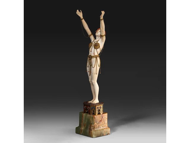 An ivory art deco sculpture of an oriental dancer on an onyx base, interwar period, total h 35 cm - ivory h 26 cm - total weight 1131g (+) - afbeelding 2 van  14