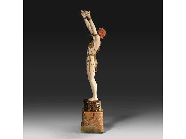An ivory art deco sculpture of an oriental dancer on an onyx base, interwar period, total h 35 cm - ivory h 26 cm - total weight 1131g (+) - afbeelding 3 van  14