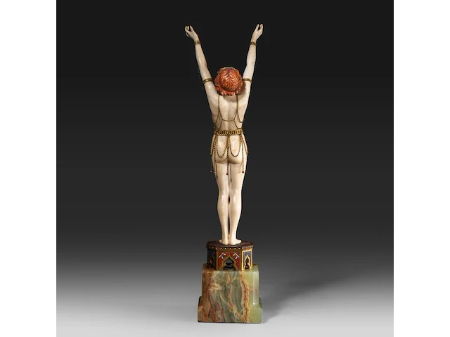 An ivory art deco sculpture of an oriental dancer on an onyx base, interwar period, total h 35 cm - ivory h 26 cm - total weight 1131g (+) - afbeelding 4 van  14