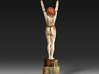 An ivory art deco sculpture of an oriental dancer on an onyx base, interwar period, total h 35 cm - ivory h 26 cm - total weight 1131g (+) - afbeelding 4 van  14