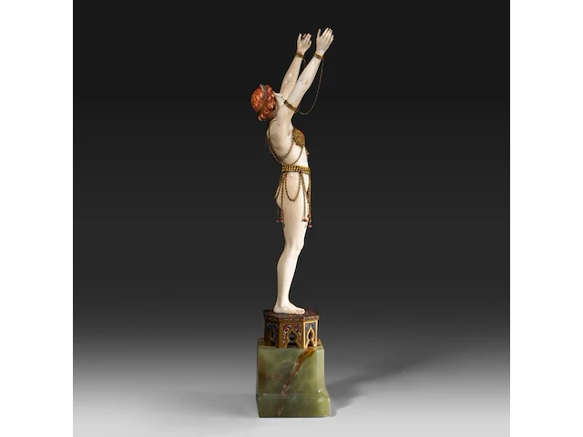 An ivory art deco sculpture of an oriental dancer on an onyx base, interwar period, total h 35 cm - ivory h 26 cm - total weight 1131g (+) - afbeelding 5 van  14