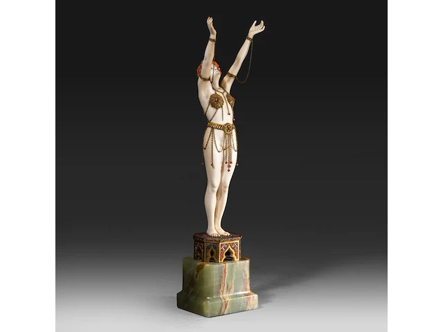 An ivory art deco sculpture of an oriental dancer on an onyx base, interwar period, total h 35 cm - ivory h 26 cm - total weight 1131g (+) - afbeelding 6 van  14