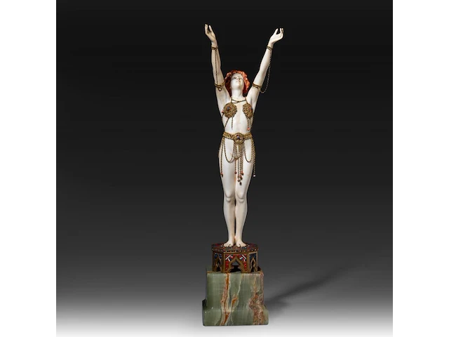 An ivory art deco sculpture of an oriental dancer on an onyx base, interwar period, total h 35 cm - ivory h 26 cm - total weight 1131g (+) - afbeelding 1 van  14