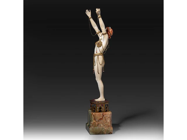 An ivory art deco sculpture of an oriental dancer on an onyx base, interwar period, total h 35 cm - ivory h 26 cm - total weight 1131g (+) - afbeelding 8 van  14