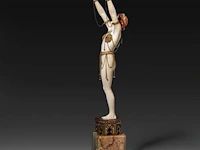 An ivory art deco sculpture of an oriental dancer on an onyx base, interwar period, total h 35 cm - ivory h 26 cm - total weight 1131g (+) - afbeelding 8 van  14