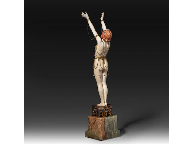 An ivory art deco sculpture of an oriental dancer on an onyx base, interwar period, total h 35 cm - ivory h 26 cm - total weight 1131g (+) - afbeelding 9 van  14